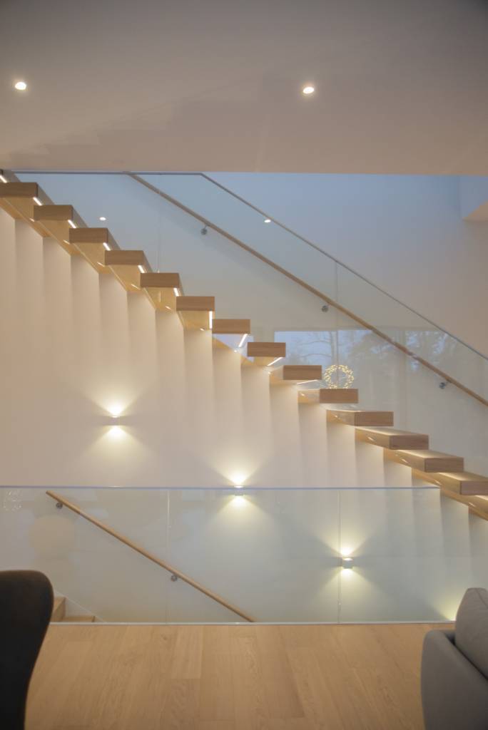 Un éclairage polyvalent avec les appliques Cubic, les spots fixes 023 et les lampes de marche. ledStore