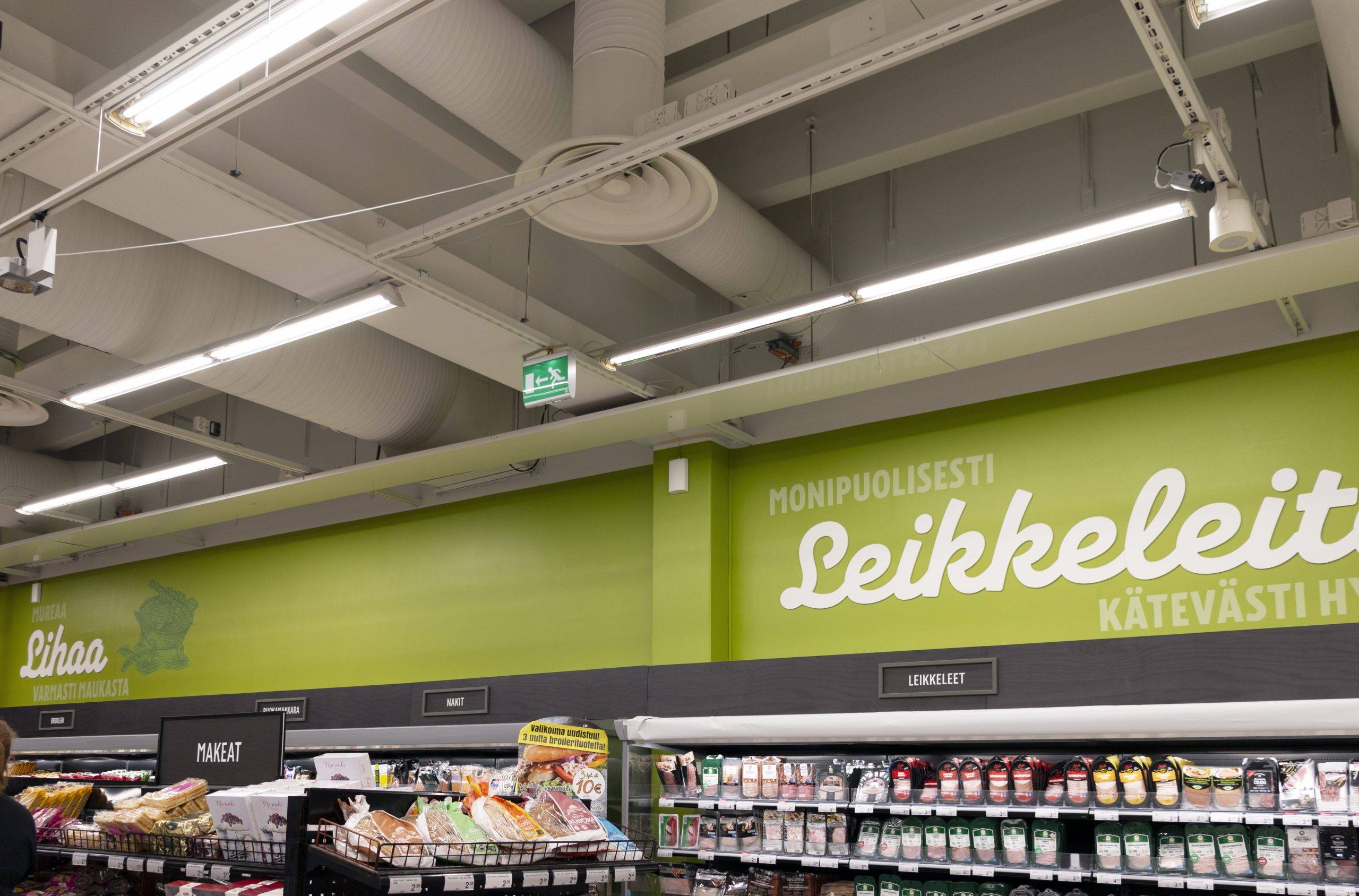 Un éclairage agréable, efficace et uniforme dans une épicerie avec des tubes fluorescents à LED. Ledstore.fi