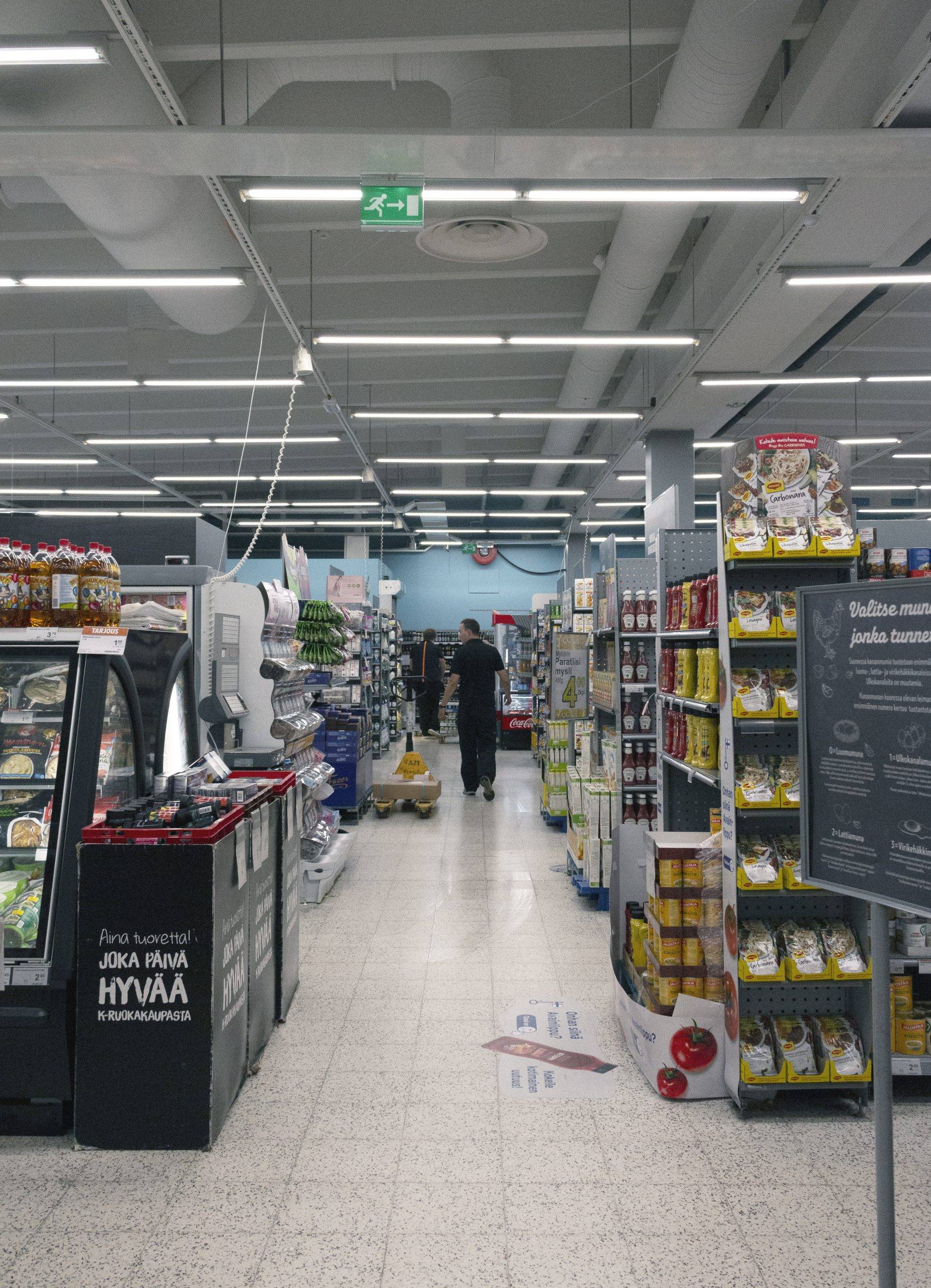 Les tubes fluorescents à leds éclairent efficacement et uniformément votre magasin d'alimentation. Ledstore.fi