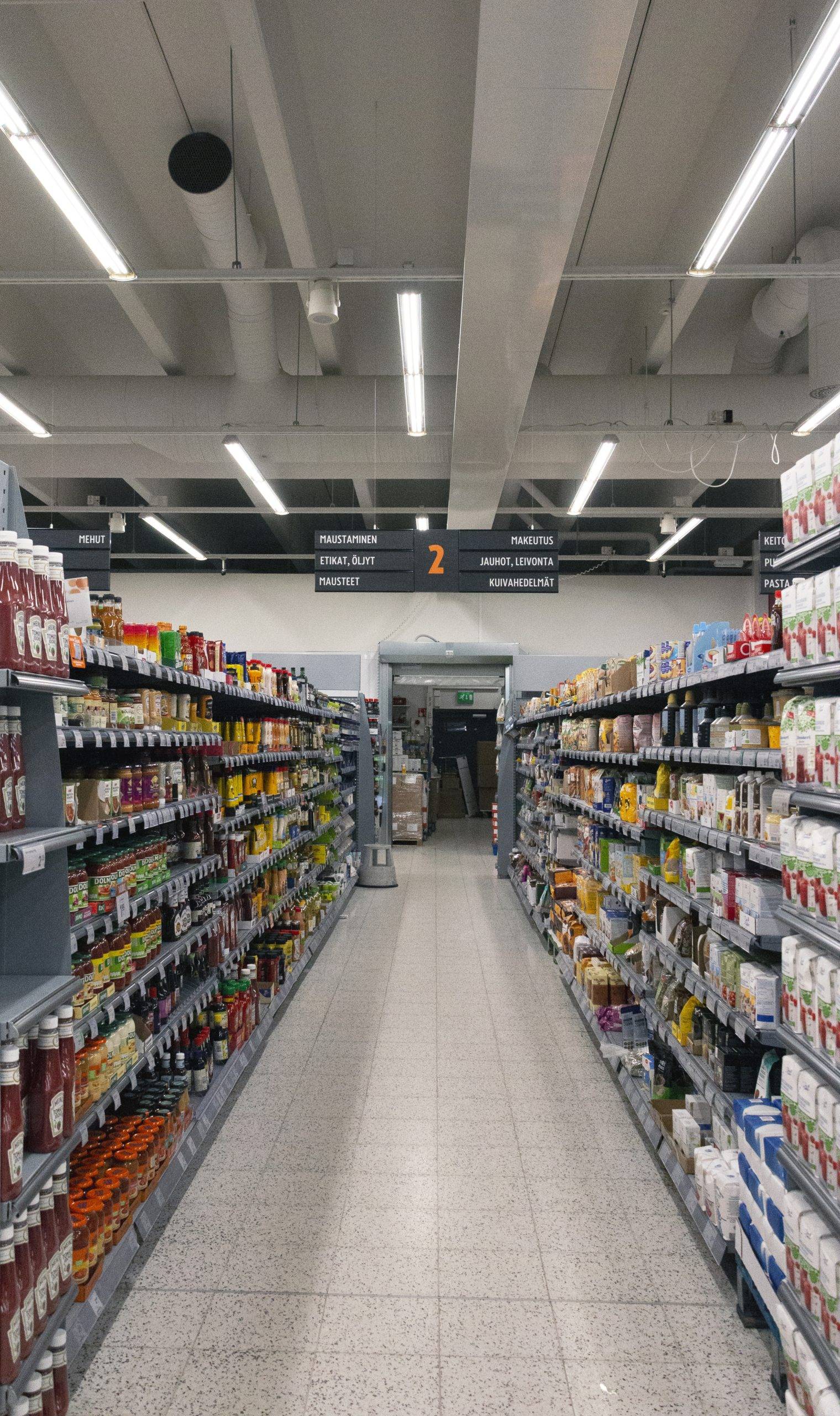 Tubes LED au plafond d'un magasin d'alimentation, éclairant efficacement et uniformément un grand espace. Ledstore.fi