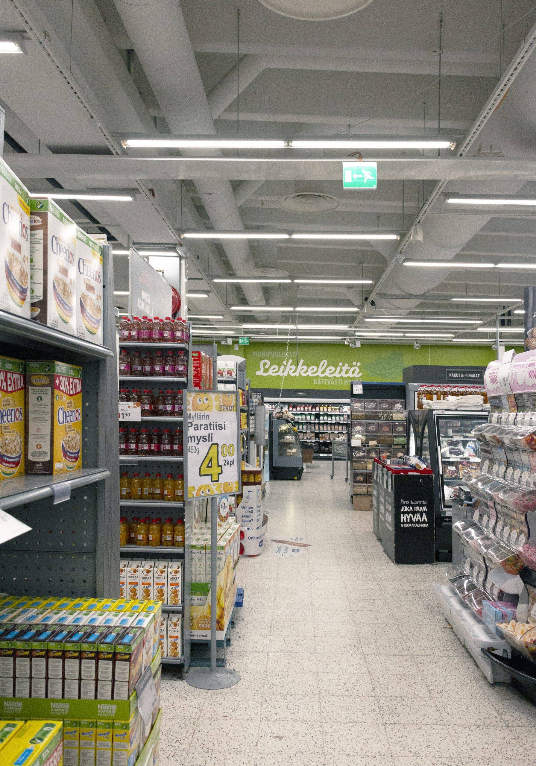 Tubes LED au plafond d'une épicerie, éclairant efficacement et uniformément un grand espace. Ledstore.fi
