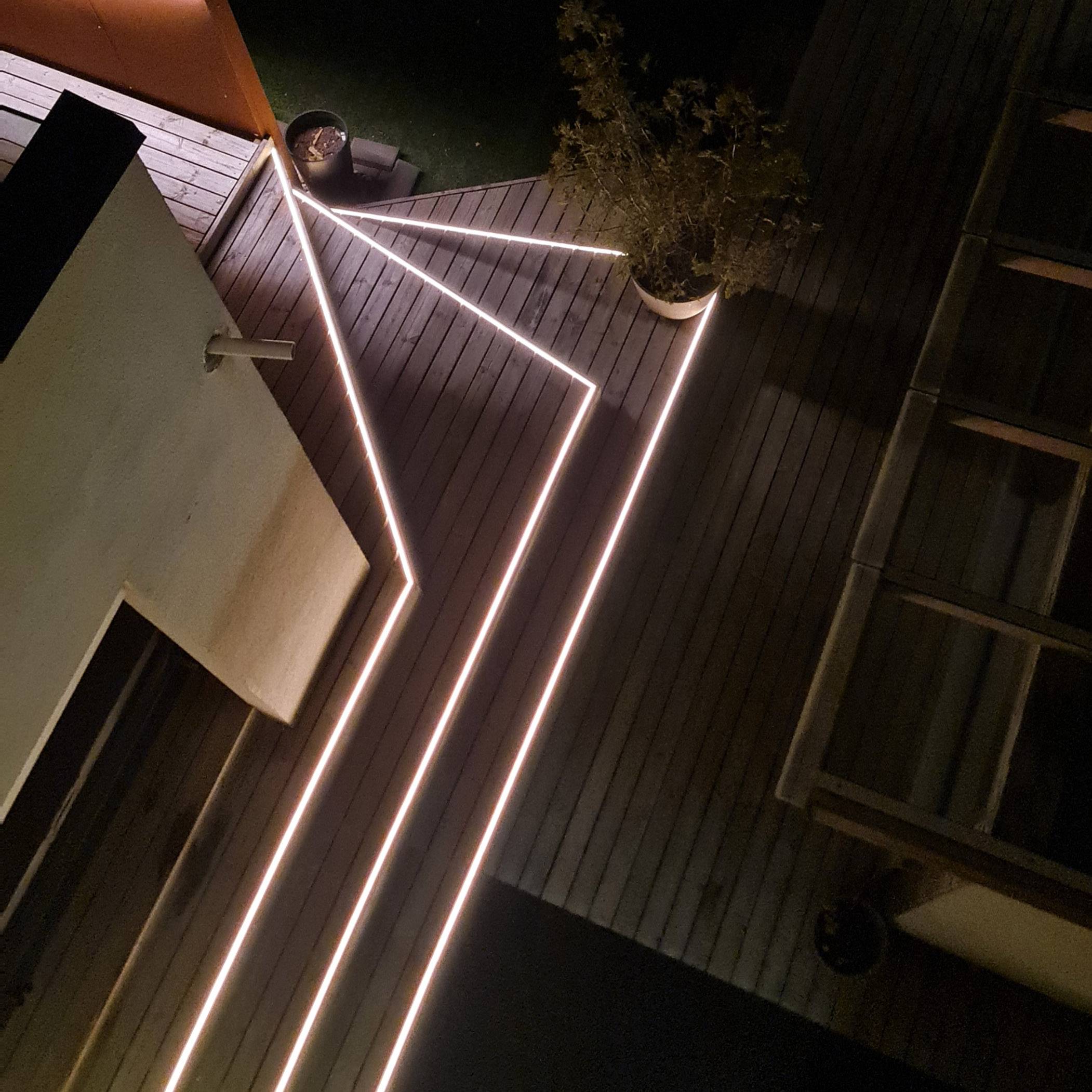 Ruban LED NEON encastré dans le bord d'une terrasse extérieure