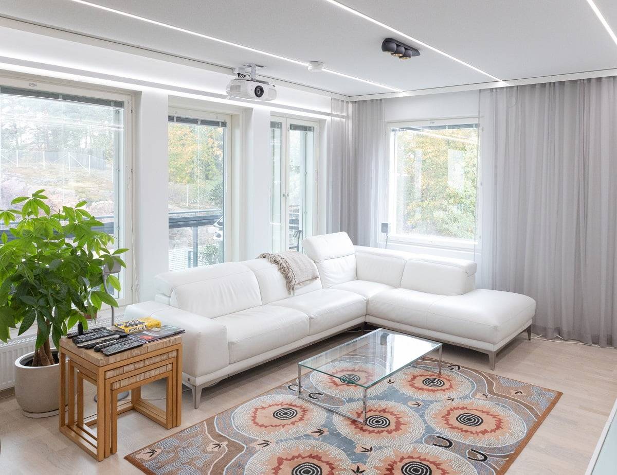 La bande LED encastrée dans le salon fournit une lumière uniforme et magnifique. La bande LED a un rendement lumineux de 1000 lumens par mètre. ledStore