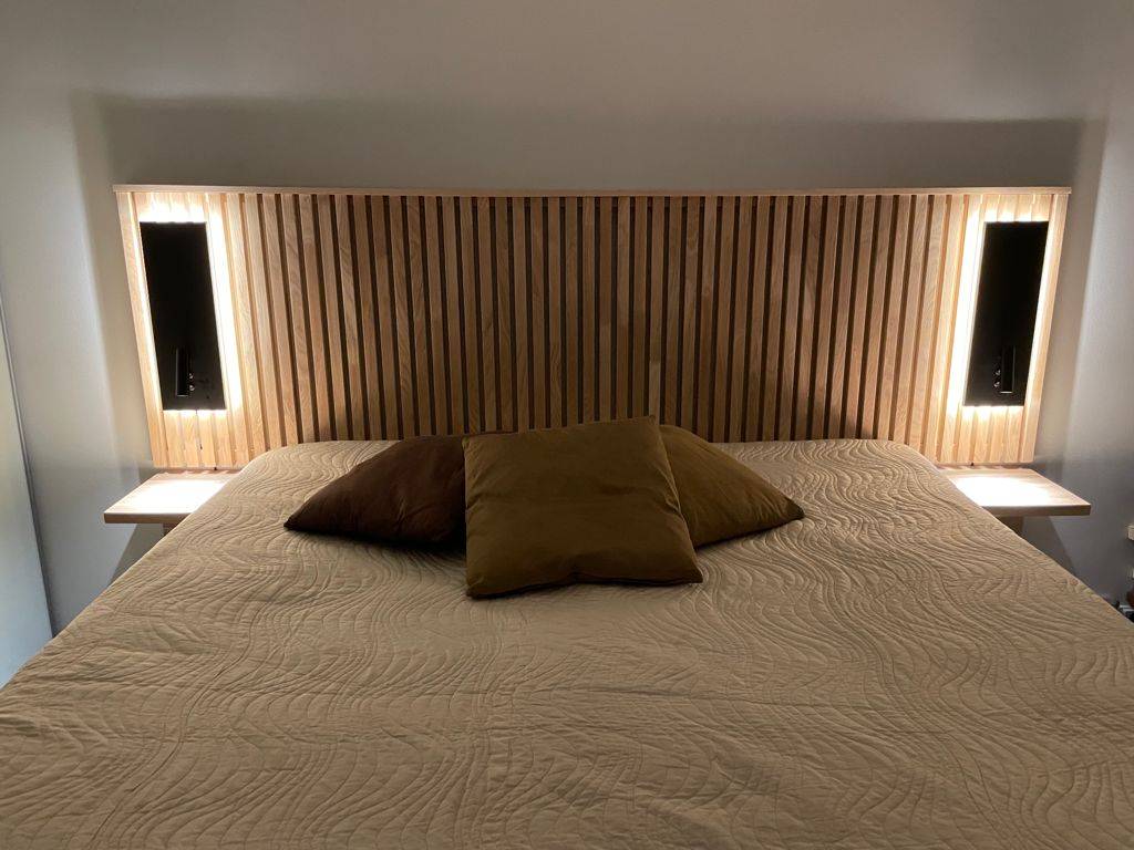 Appliques NIGHT noires à la tête du lit. Elle dispose d\'une lumière de lecture directionnelle et d\'une lumière d\'ambiance indirecte. Ledstore.fi