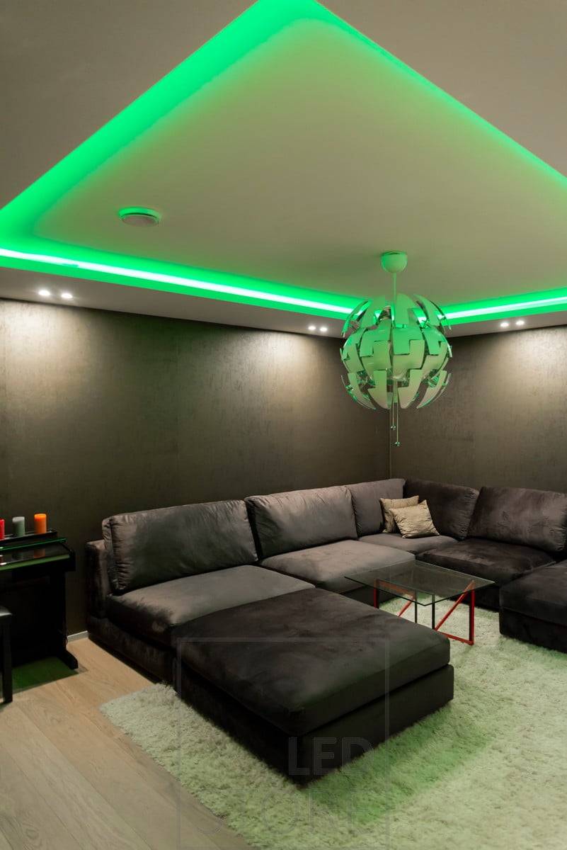 Ruban de diodes électroluminescentes RGB+W dans une boîte pour l'éclairage indirect. Les couleurs sont réglables en continu. Ledstore.fi