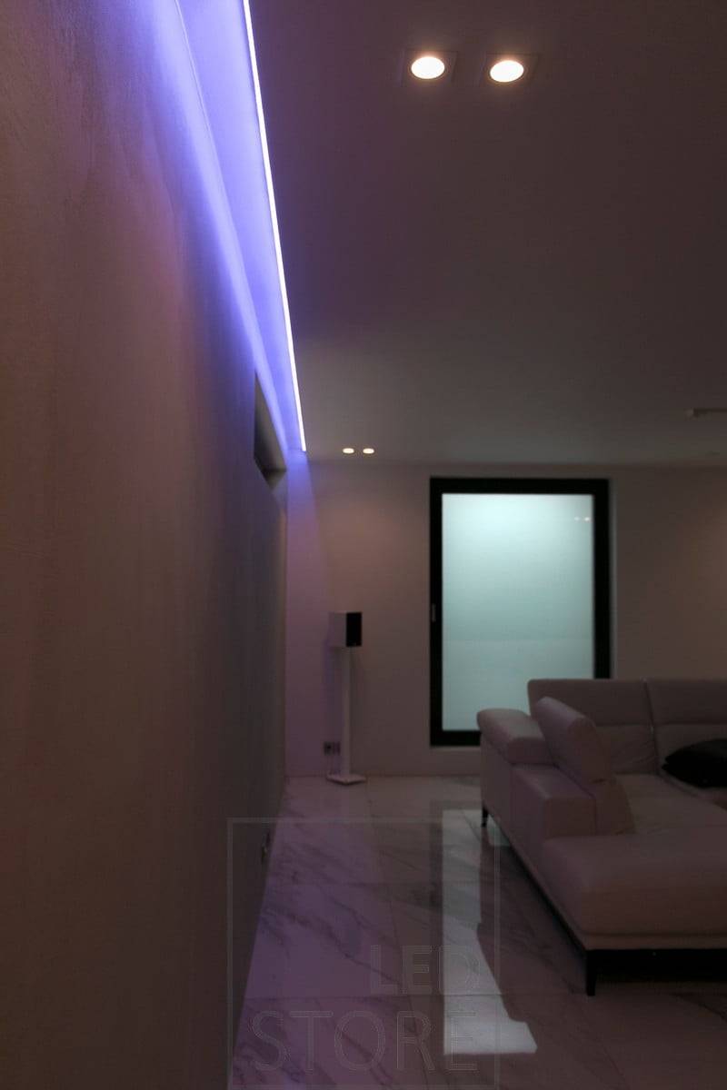 Ruban RGB+W éclairant indirectement entre le plafond et le mur. Ledstore.fi