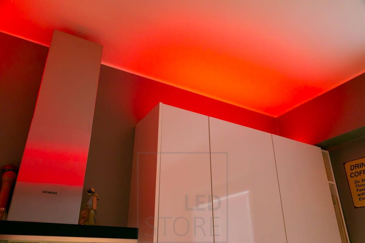 Eclairage d'ambiance polyvalent pour la cuisine avec la bande de LED RGB+W. Ledstore.fi