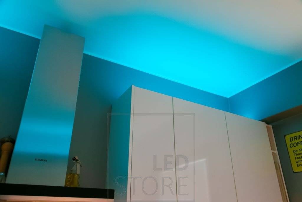 Bande LED RVB+W pour l'éclairage d'ambiance de la cuisine, bande LED en profil bas sur le dessus des armoires. Ledstore.fi