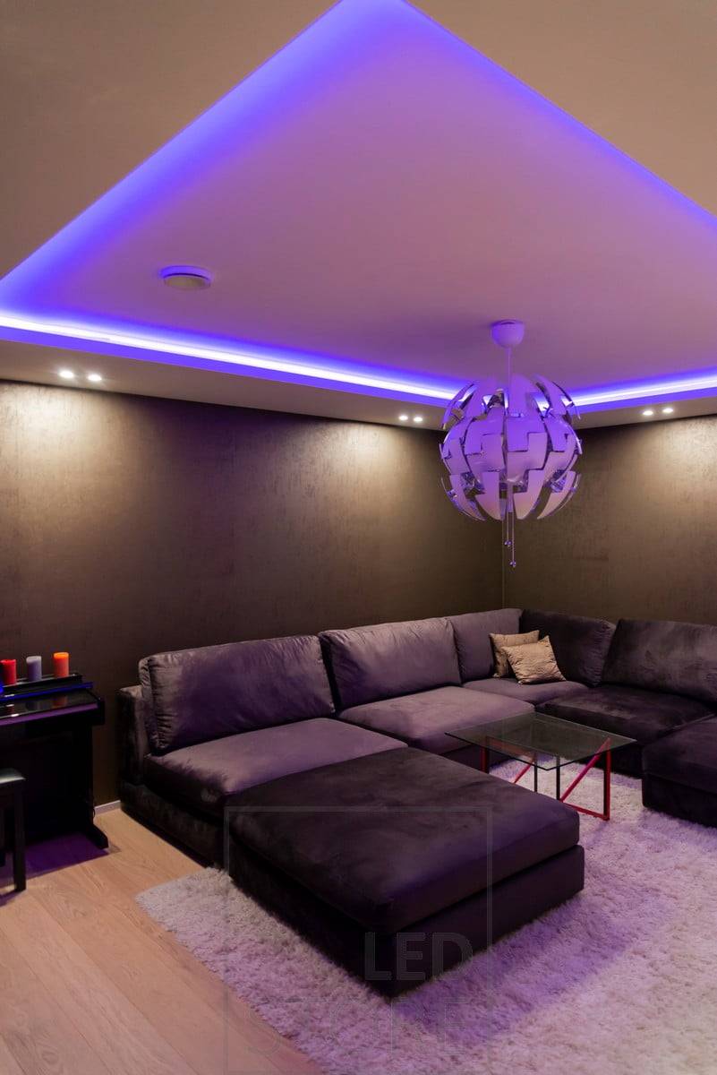 Ruban RGB+W dans une boîte d'éclairage d'ambiance à éclairage indirect. Les couleurs sont réglables en continu. Ledstore.fi