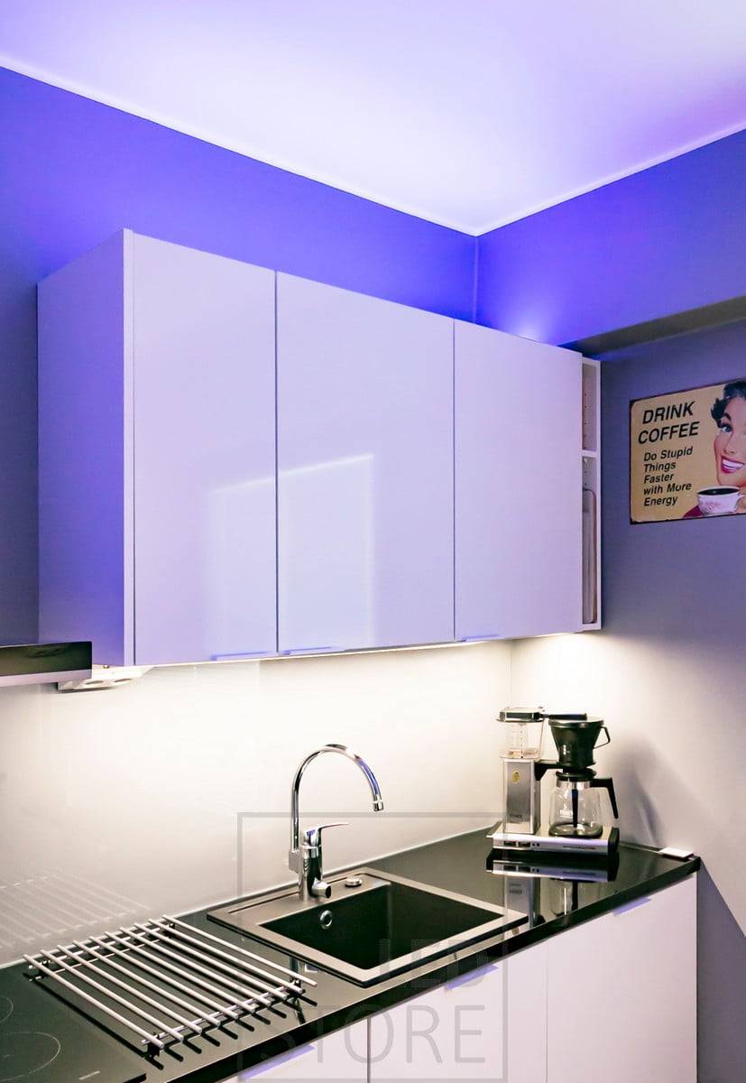 Eclairage d'ambiance personnalisable dans la cuisine au-dessus des armoires avec une bande de LED RGB+W, couleurs de lumière variables à l'infini avec commande filaire ou sans fil. Ledstore.fi