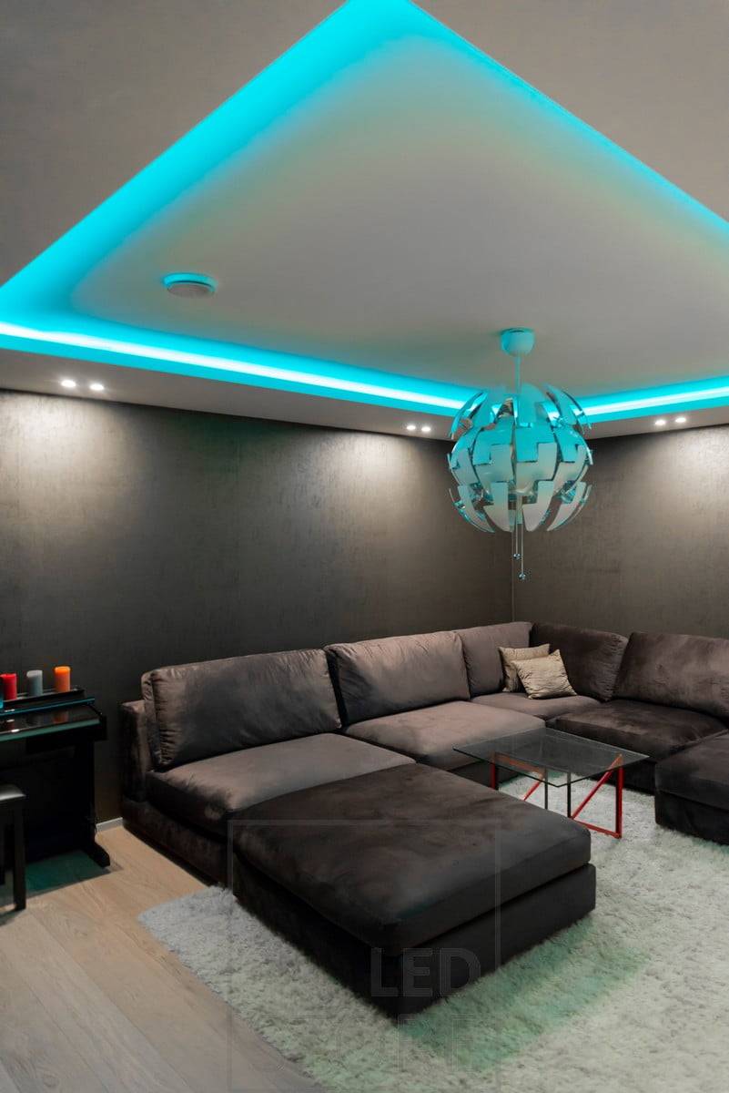 Ruban RGB+W dans un magazine, éclairage indirect. Les couleurs sont réglables à l'infini. W est une lumière blanche de 4000K. Ledstore.fi