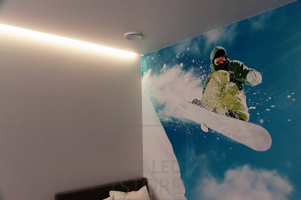 Ruban RVB créant un éclairage d'ambiance dans la chambre à coucher, éclairant indirectement. Les couleurs sont réglables en continu. Ledstore.fi