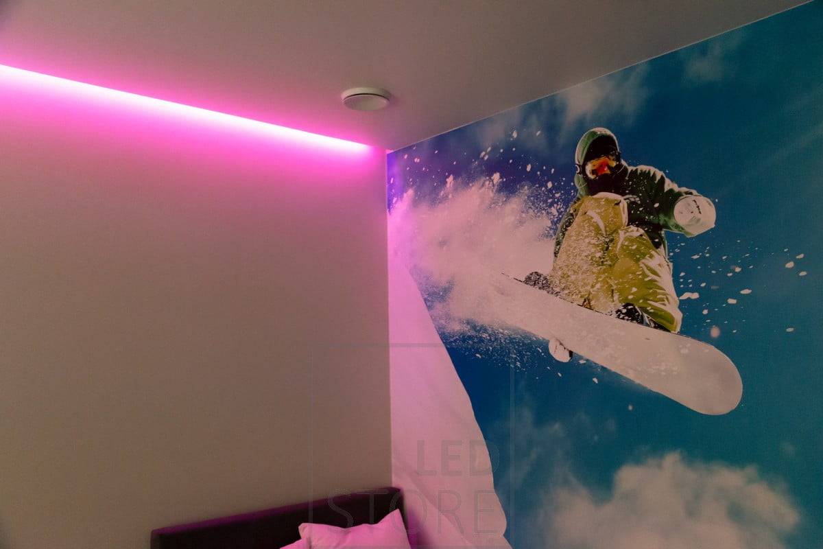 Le ruban RVB crée un éclairage d'ambiance dans la chambre à coucher, en l'éclairant indirectement. Les couleurs sont réglables en continu avec une commande fixe ou sans fil. Ledstore.fi