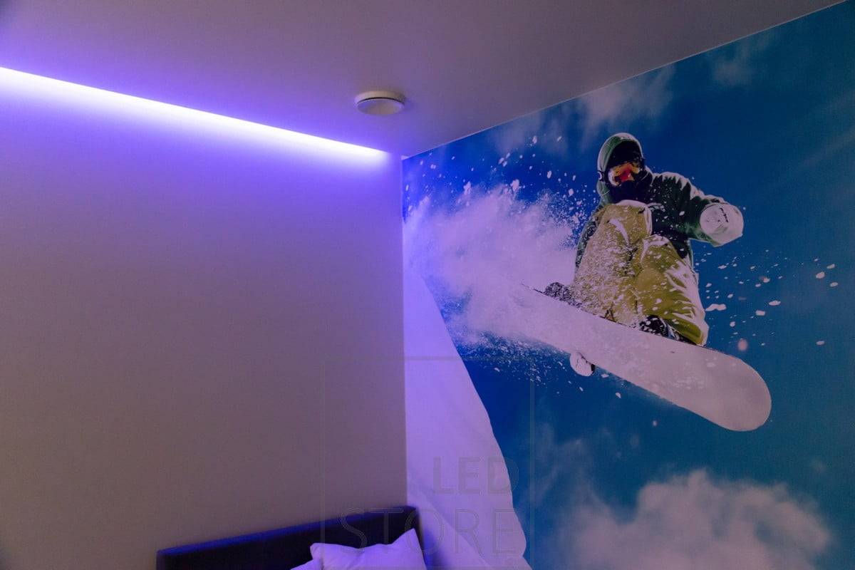 Ruban RVB créant un éclairage d'ambiance, éclairant indirectement. Les couleurs sont réglables en continu. Ledstore.fi