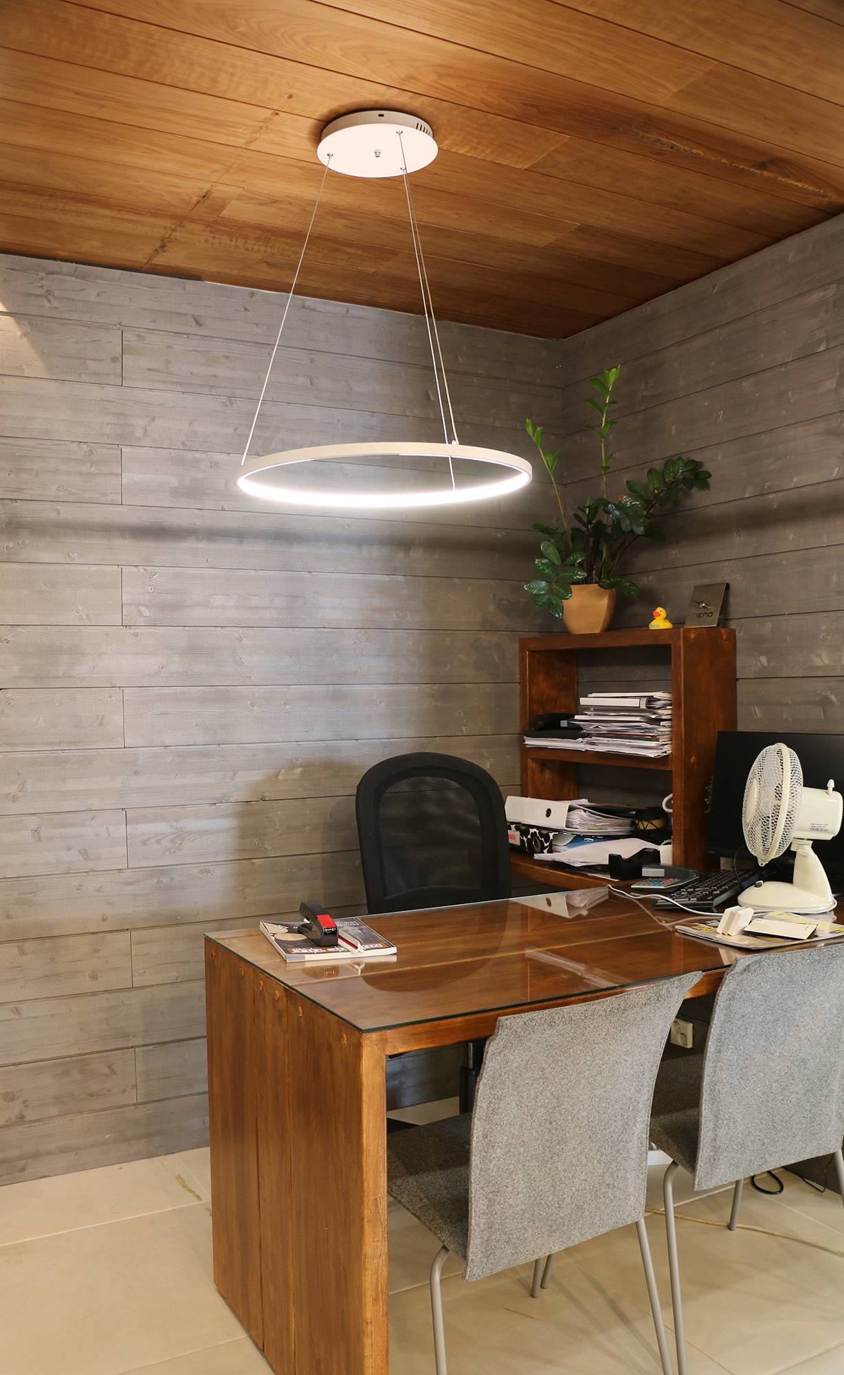 Lampe Rinkeli au-dessus du bureau. Led RINKELI CCT est un luminaire minimaliste et gracieux qui convient non seulement aux habitations mais aussi aux bureaux. La hauteur du luminaire par rapport au plafond peut être réglée entre 20 cm et 250 cm. Ledstore.fi