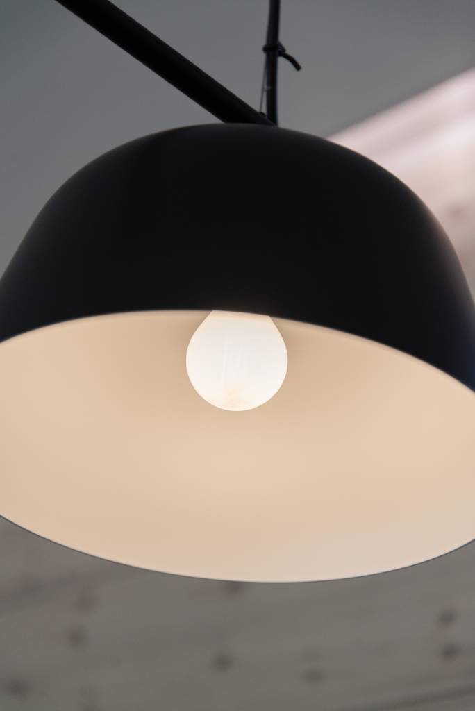 Un fond vert avec un carré blanc au milieu et le texte en gras "LED STORE" en grandes lettres, mettant en valeur les solutions d'éclairage LED efficaces.