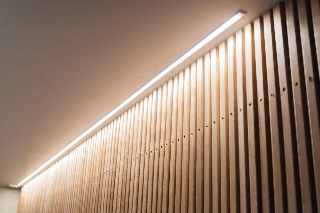 Magnifique bande LED encastrée dans le couloir du sauna. ledStore