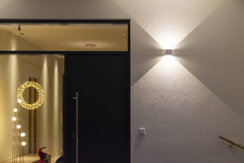 Applique murale Funk à l'entrée, couleur de lumière 3500K © LedStore