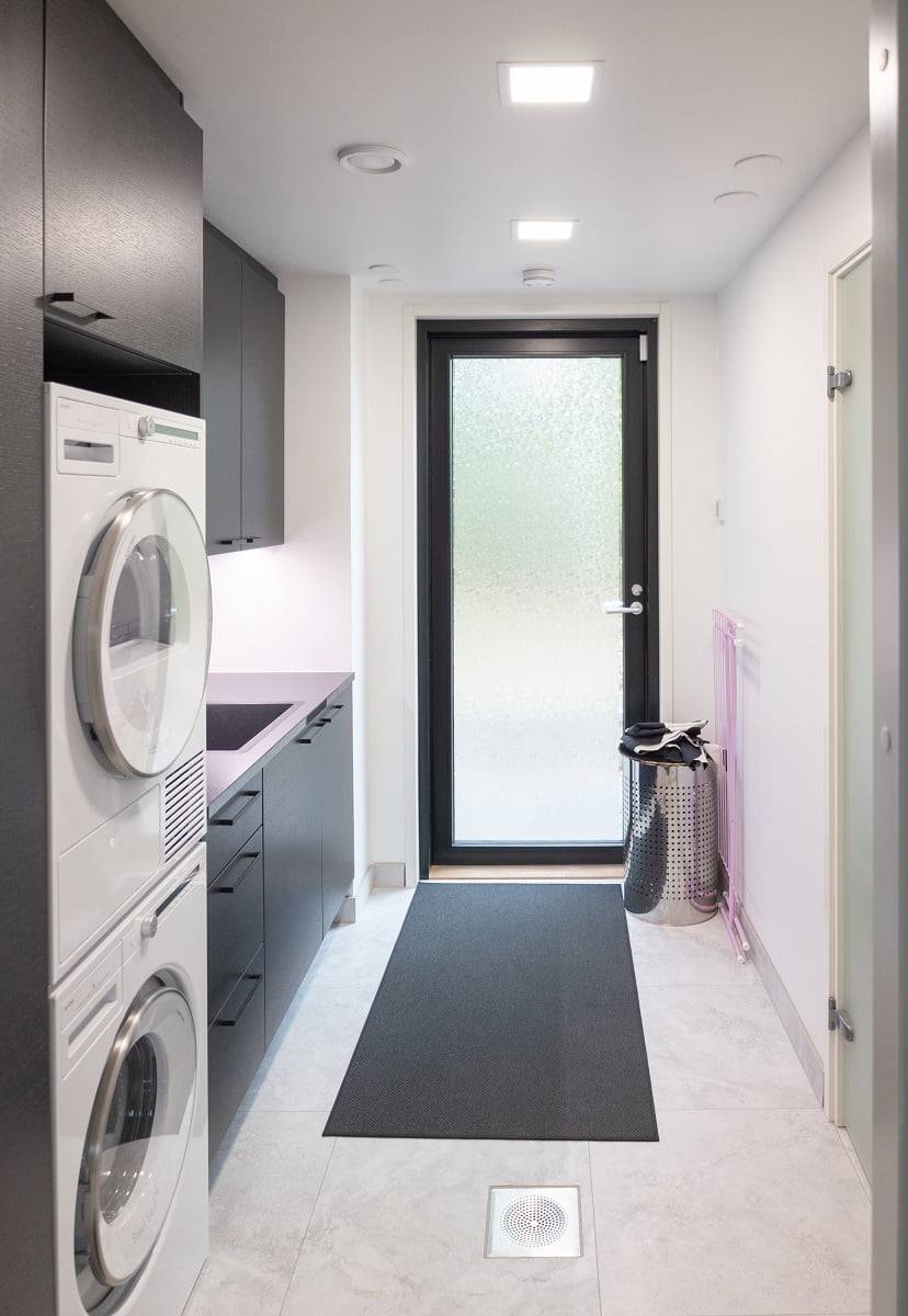 Dans la buanderie, les spots Paneeli200 offrent un effet de sur-éclairage frais. ©LedStore