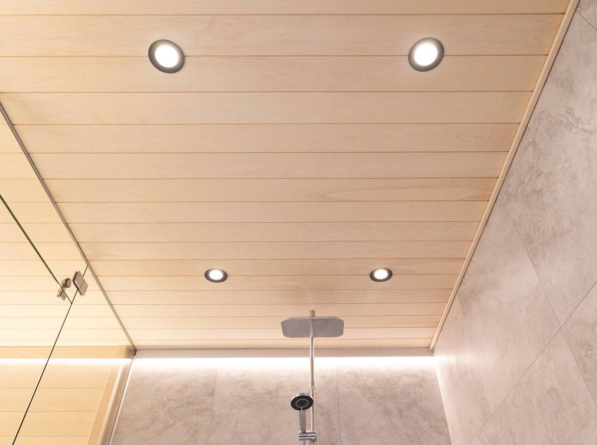 En plus des spots, une lumière indirecte supplémentaire provenant de l'arrière de la douche est fournie par un profilé en aluminium monté sur la surface du mur au bord du plafond avec une bande de LED CCT de 14,4 W/m à température de couleur réglable. ledStore