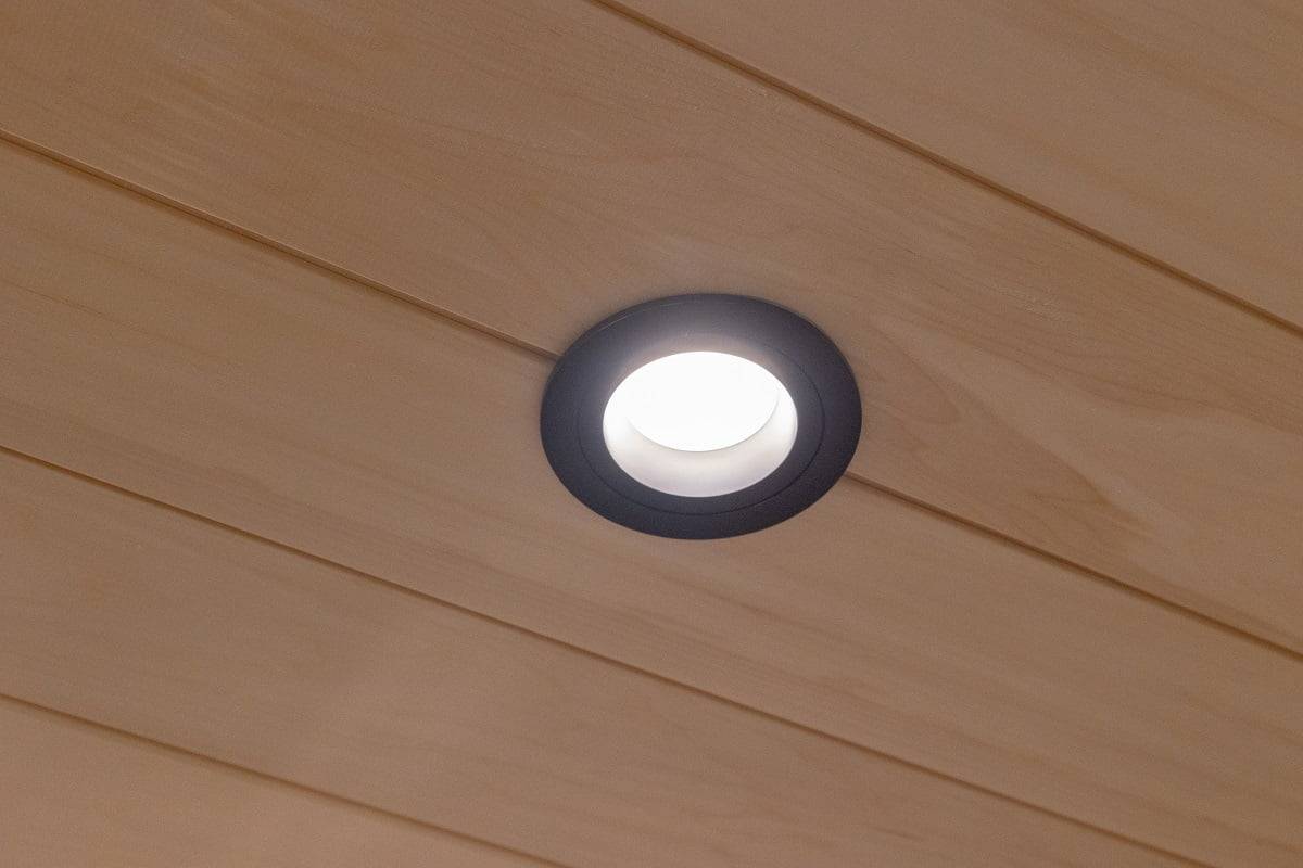 Pour la cuisine, le spot R023B Round R023B noir 9W a été choisi pour s'harmoniser avec le plafond lambrissé, qui est étanche. ©LedStore