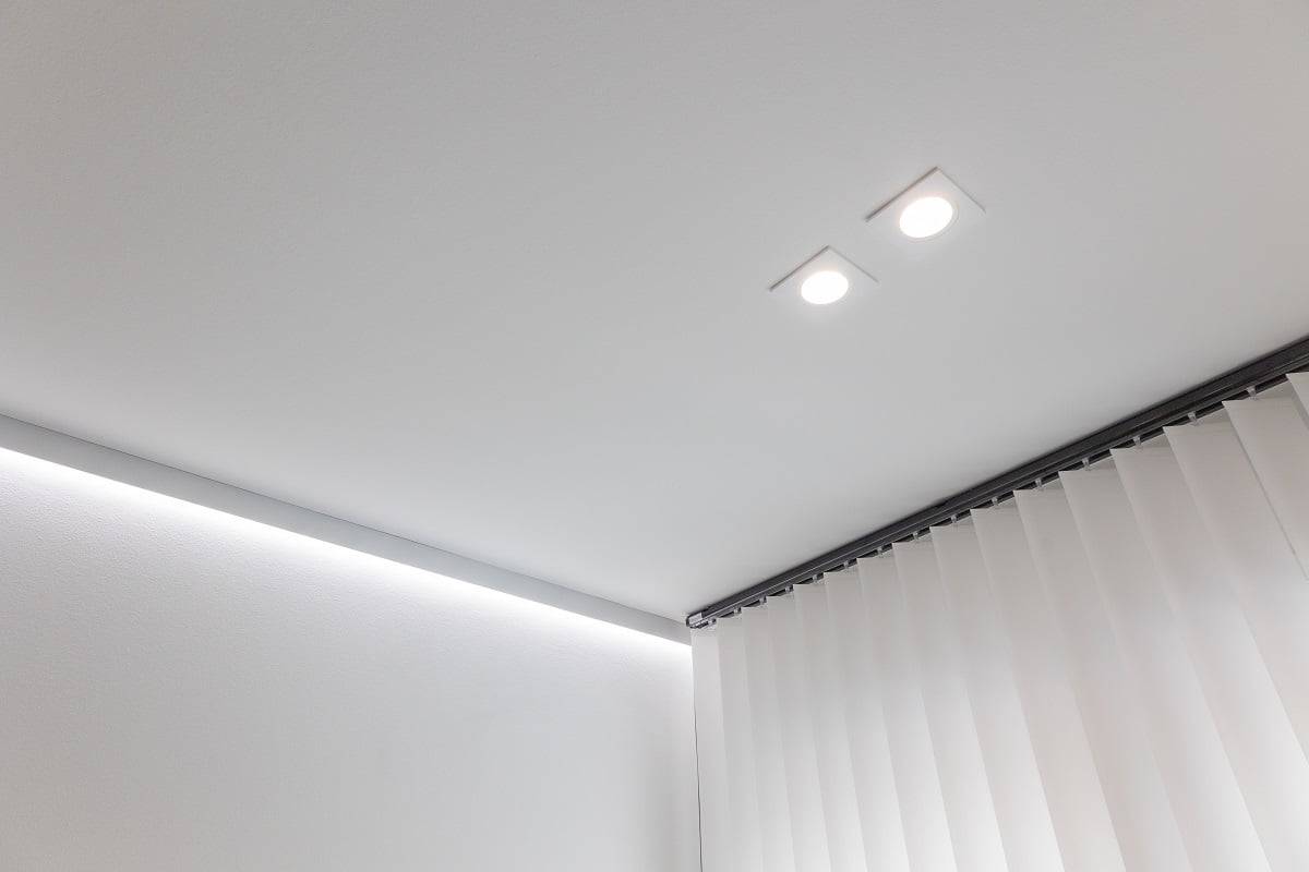 Le système d'éclairage de la chambre à coucher se compose de spots à support fixe et de bandes lumineuses indirectes à LED. ©LedStore