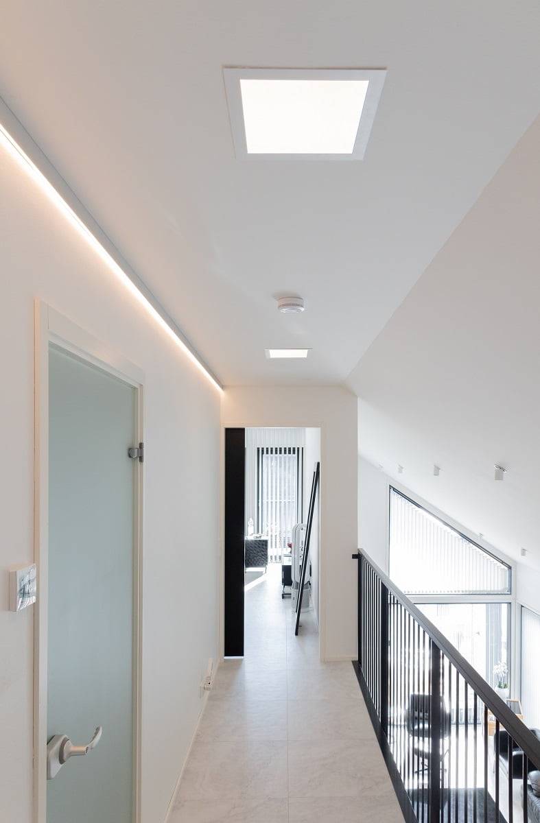 L'aspect général de l'éclairage dans le hall supérieur. L'image montre un Paneeli 300, un profilé de bande LED indirect et des spots Kolo 12W dans le plafond abrupt. ©LedStore