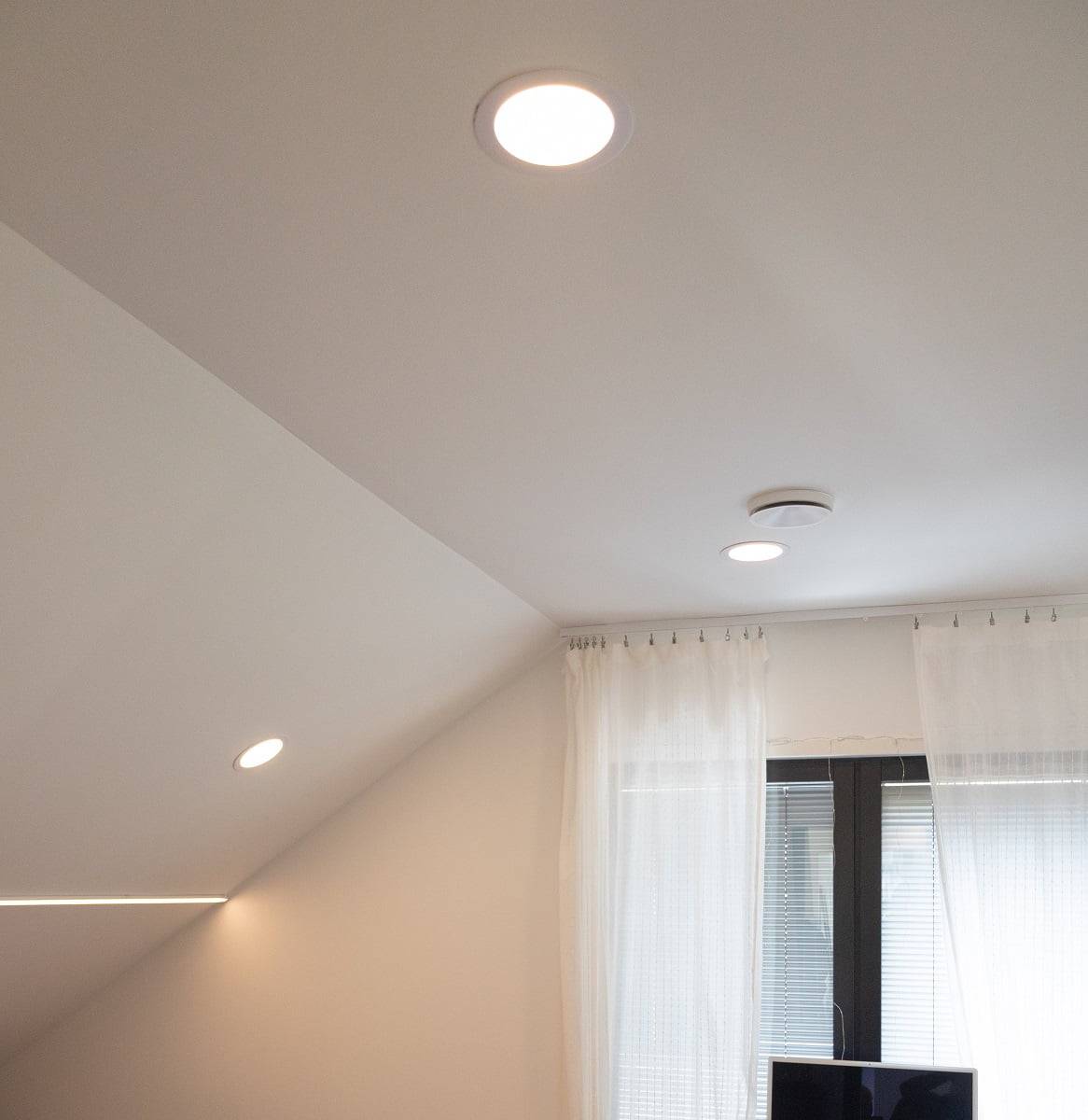 Dans les chambres à coucher, la surface du plafond plat est limitée, c'est pourquoi certains luminaires sont placés sur la partie inclinée du plafond afin de ne pas assombrir les bords de la pièce. ©LedStore