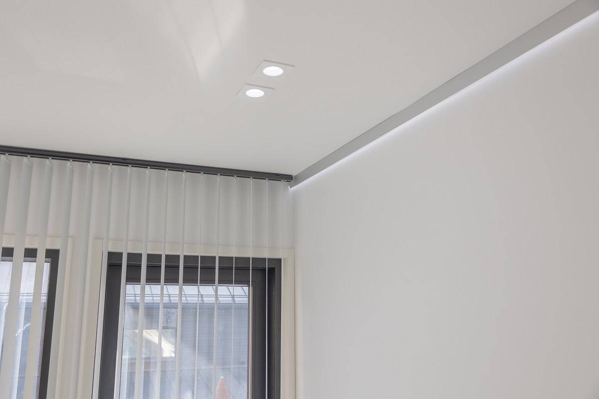Les spots fixes Cant 9W sont groupés par paires. Au bord du plafond, la lumière est fournie par une bande de LED dans un profilé d'aluminium. Les lampes peuvent être utilisées en même temps ou à des heures différentes. ©LedStore