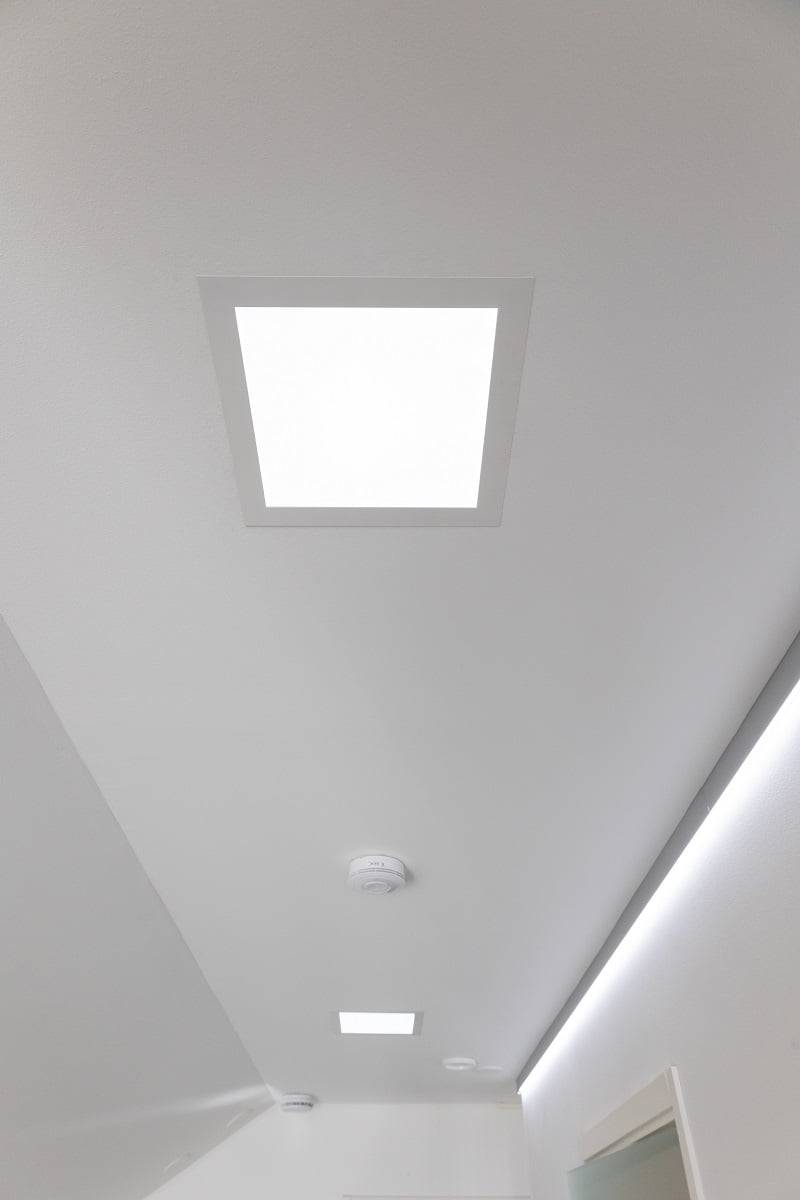 Le couloir du hall d'entrée a deux niveaux d'éclairage, Paneeli300 comme éclairage général et Indirecr2 comme éclairage indirect, avec des bandes de LED uniquement vers le bas. ©LedStore