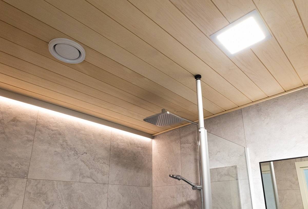 Bande lumineuse indirecte à LED avec contrôle de la température de couleur chaude. L'éclairage général est assuré par des luminaires Paneeli200 étanches. ©LedStore