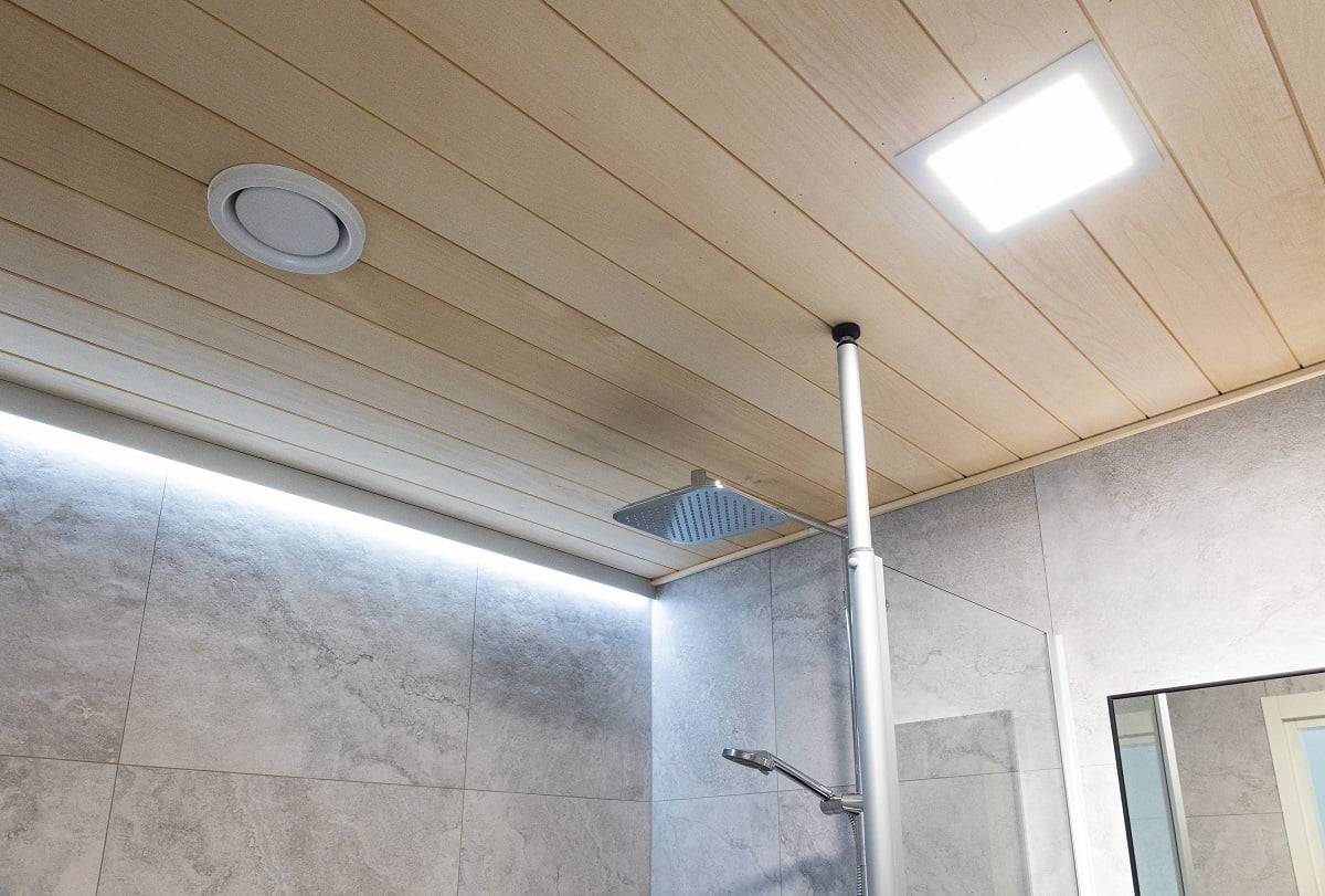 Bande lumineuse indirecte à LED avec contrôle de la température de couleur à froid. L'éclairage général est assuré par des luminaires Paneeli200 étanches. ledStore