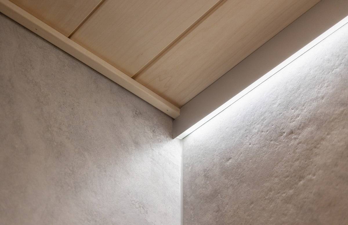 Dans la salle de bains, un éclairage indirect a été créé avec un profilé en aluminium qui remplace les dalles du plafond. ©LedStore