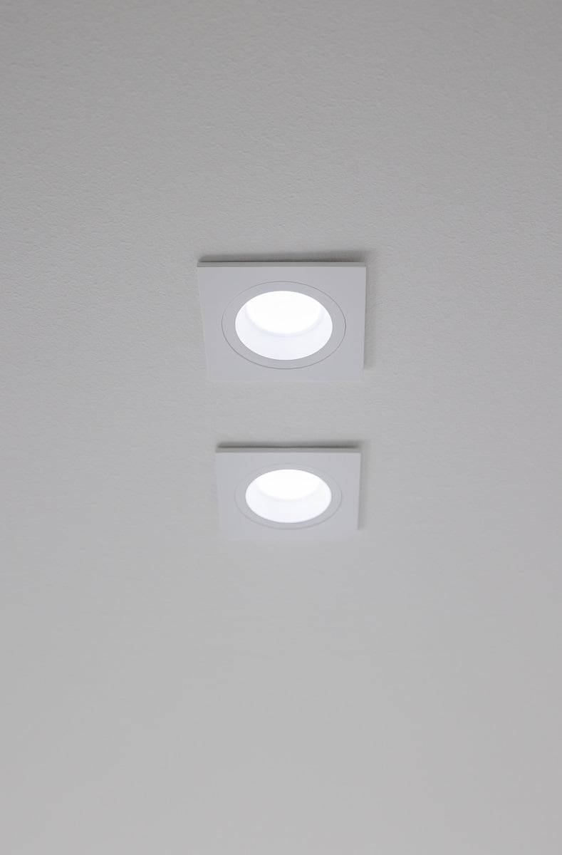 Le spot fixe Kantti s'ouvre à 45 degrés et offre un excellent rendu des couleurs. La source lumineuse est légèrement plus profonde dans le luminaire, ce qui minimise l'éblouissement. ©LedStore