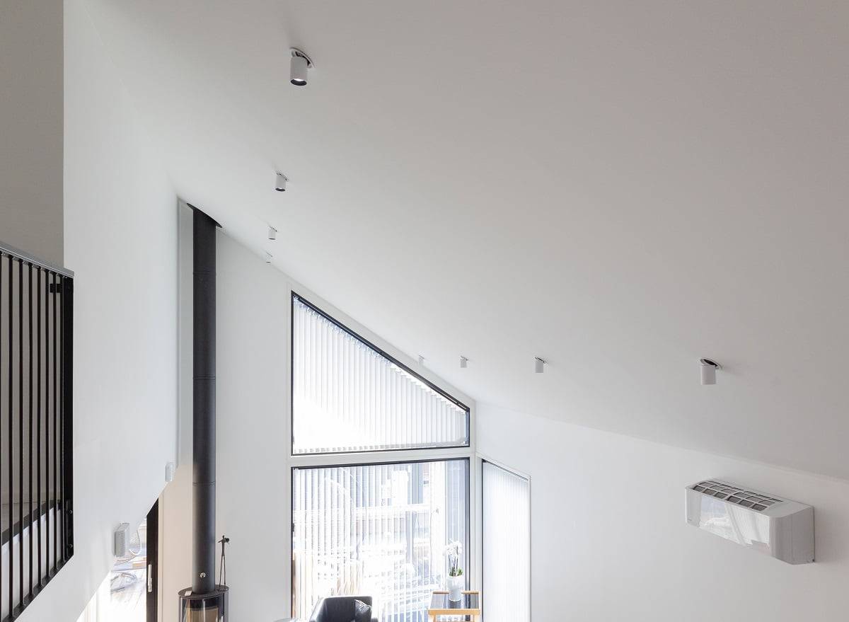 Les luminaires Kolo ont l'avantage de ne pas éblouir sur les côtés, ce qui est un avantage dans un espace de deux étages. ©LedStore