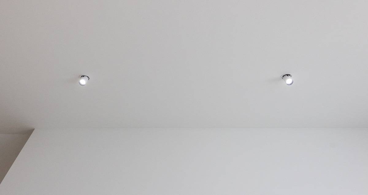 Les spots Kolo 12W fournissent une lumière de 1000 lumens par lampe. Les spots sont réglables en température de couleur et gradables. ©LedStore