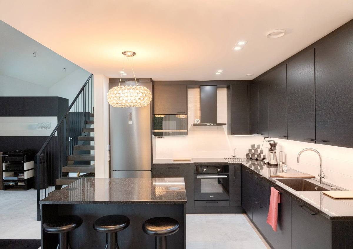 Spots de cuisine et rampes lumineuses de plan de travail réglés sur une nuance de lumière chaude. ©LedStore