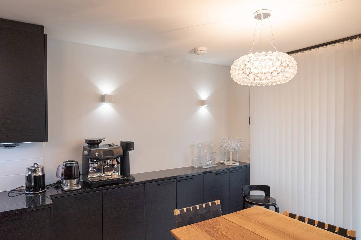Éclairage de la cuisine avec des appliques murales XL Cubic jumelées. ledStore