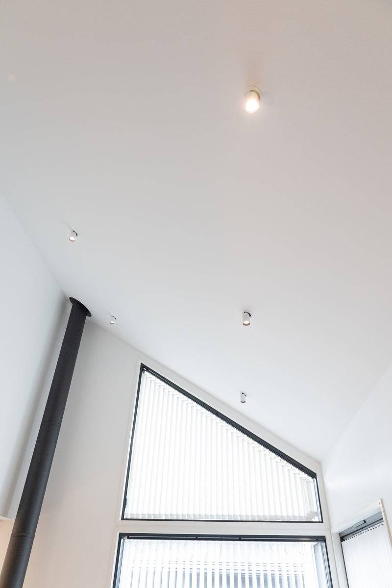 Les spots Colo sont placés au plafond à intervalles réguliers pour fournir un éclairage uniforme de l'espace avec un luminaire à angle étroit. ©LedStore