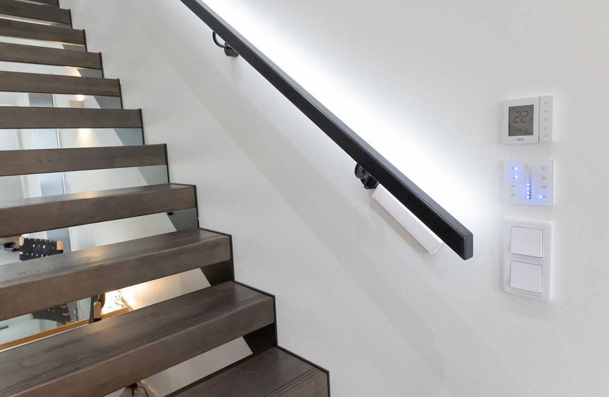 La main courante de l'escalier est éclairée par une bande LED en profilé d'aluminium dont la température de couleur est réglable. ©LedStore