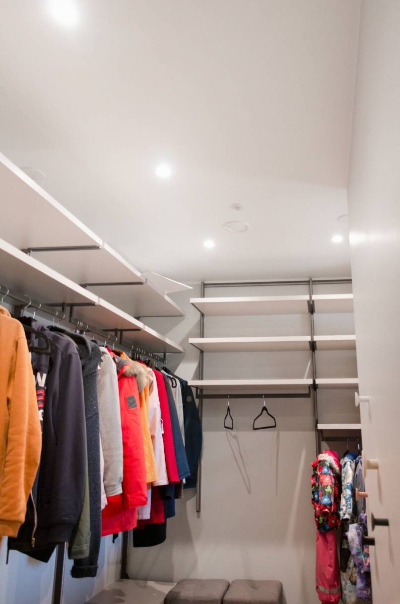 Logo LED STORE sur fond vert sur un carré blanc avec une police minimaliste