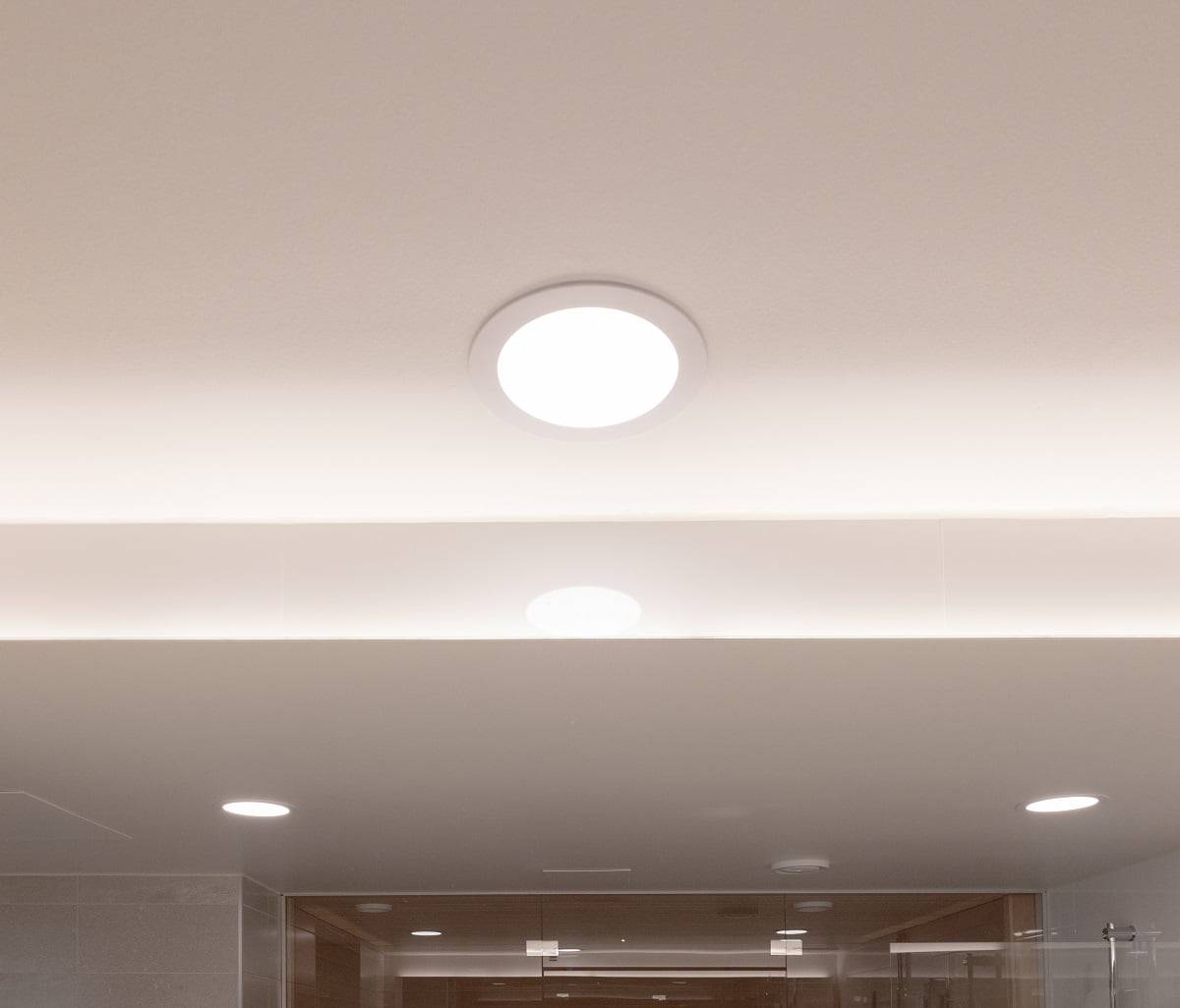 Le luminaire Plafond160 apporte une lumière homogène au plafond de la salle de bains. ©LedStore