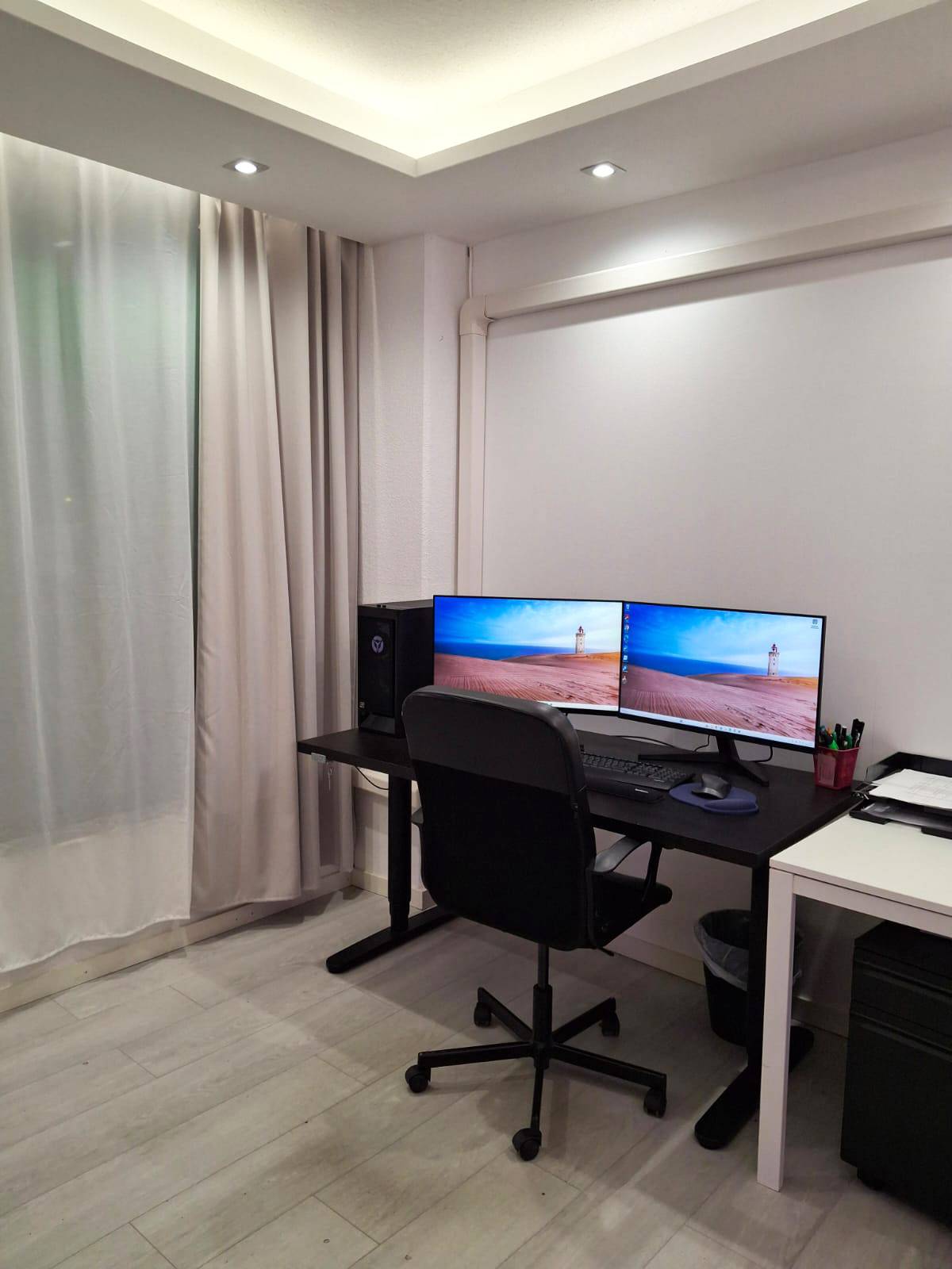 Étude avec bureau d'ordinateur et chaise de bureau, plafond suspendu. Spots et lumière indirecte grâce à des bandes de LED installées dans le plafond inférieur.