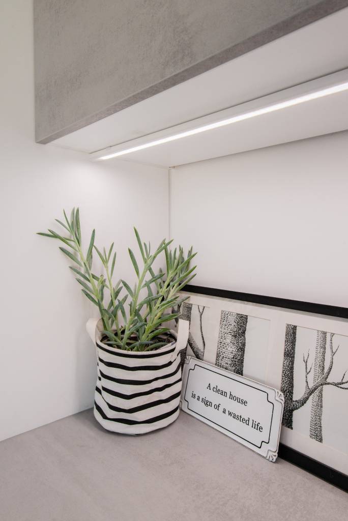 Design minimaliste avec "LED STORE" dans un carré blanc sur fond vert, mettant en valeur les solutions d'éclairage à faible consommation d'énergie.