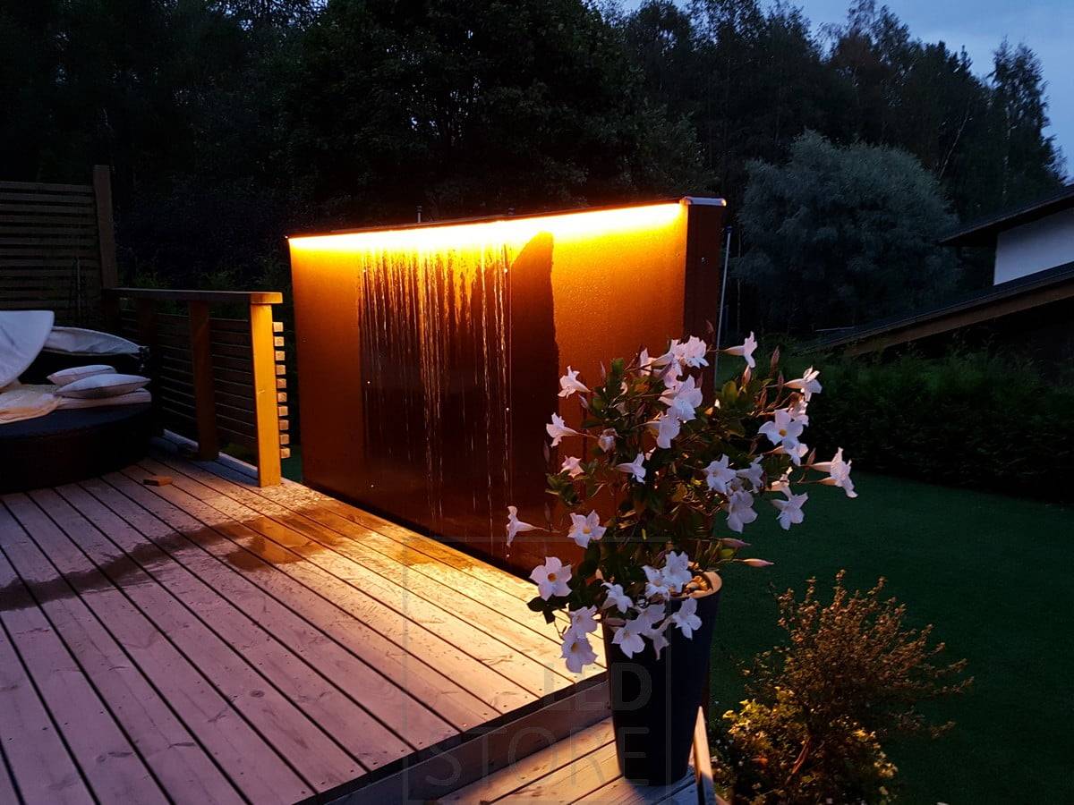Ruban de LED mettant en valeur l'élément eau dans la cour. Ledstore.fi
