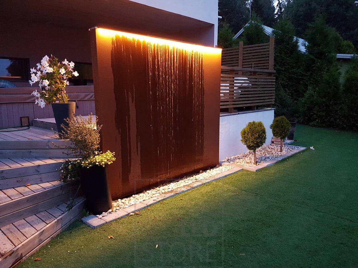 Ruban à leds pour mettre en valeur l'élément eau dans le jardin. Ledstore.fi