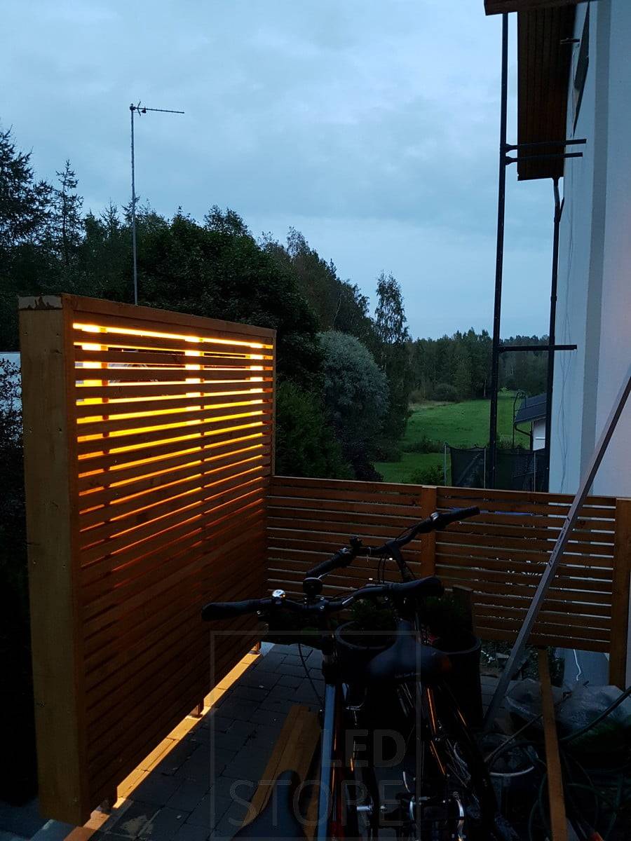 Ruban Led créant un éclairage d'ambiance à l'extérieur. Ledstore.fi
