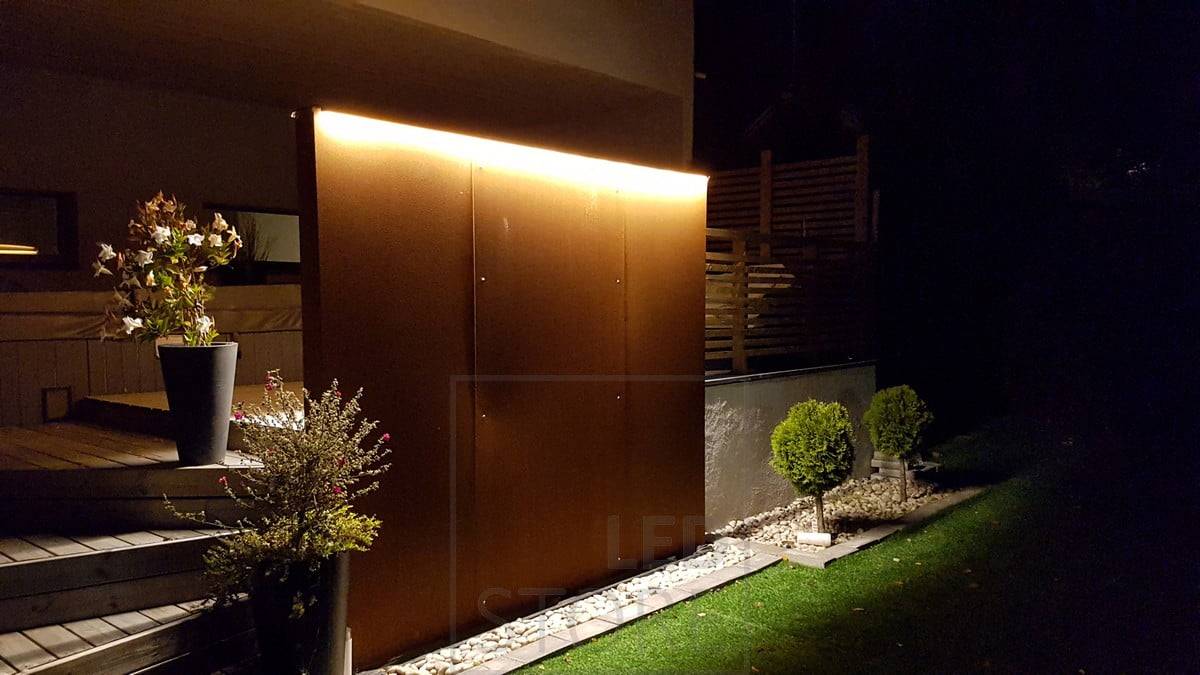 Eclairage et mise en valeur d'un élément d'eau avec une bande de leds en extérieur. Ledstore.fi