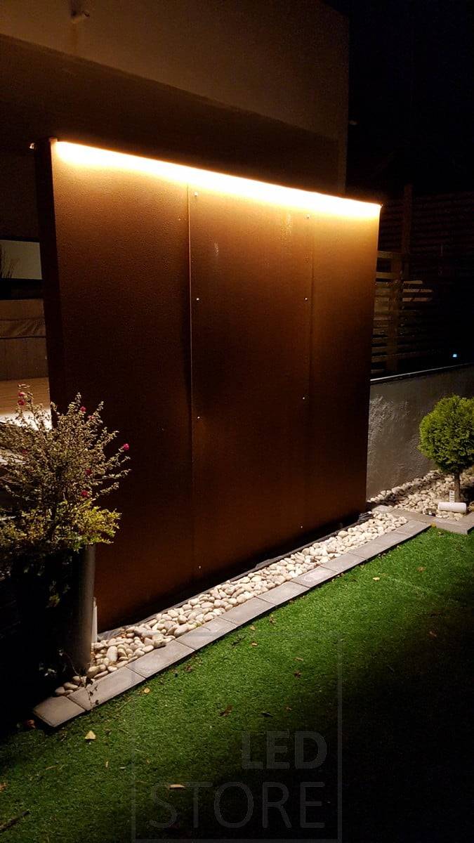 Eclairage et mise en valeur d'un élément d'eau avec une bande de leds en extérieur. Ledstore.fi