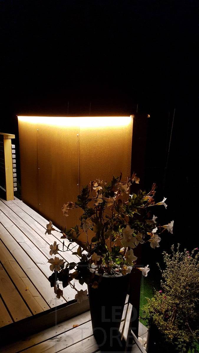 Eclairage indirect d'ambiance sur la terrasse. Ledstore.fi